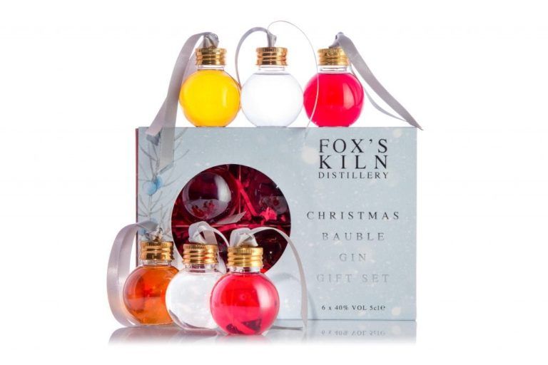6 x 5 cl Christmas Bauble Gin Set with packaging on white background
